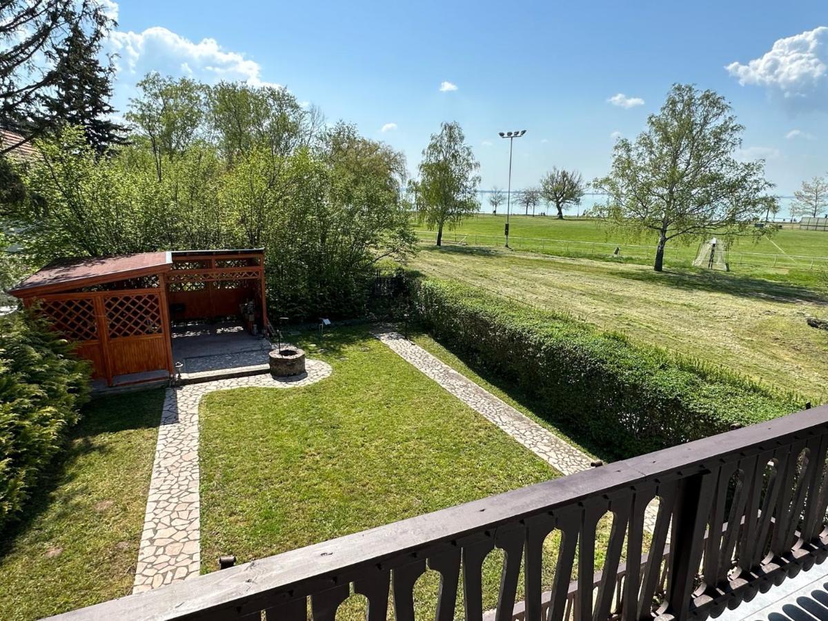 Hangulatos Balaton parti nyaraló Révfülöp Kültér fotó